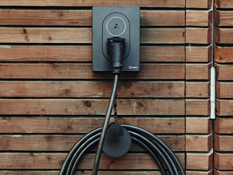 commercial-plumbing une borne de recharge posé dans le perche