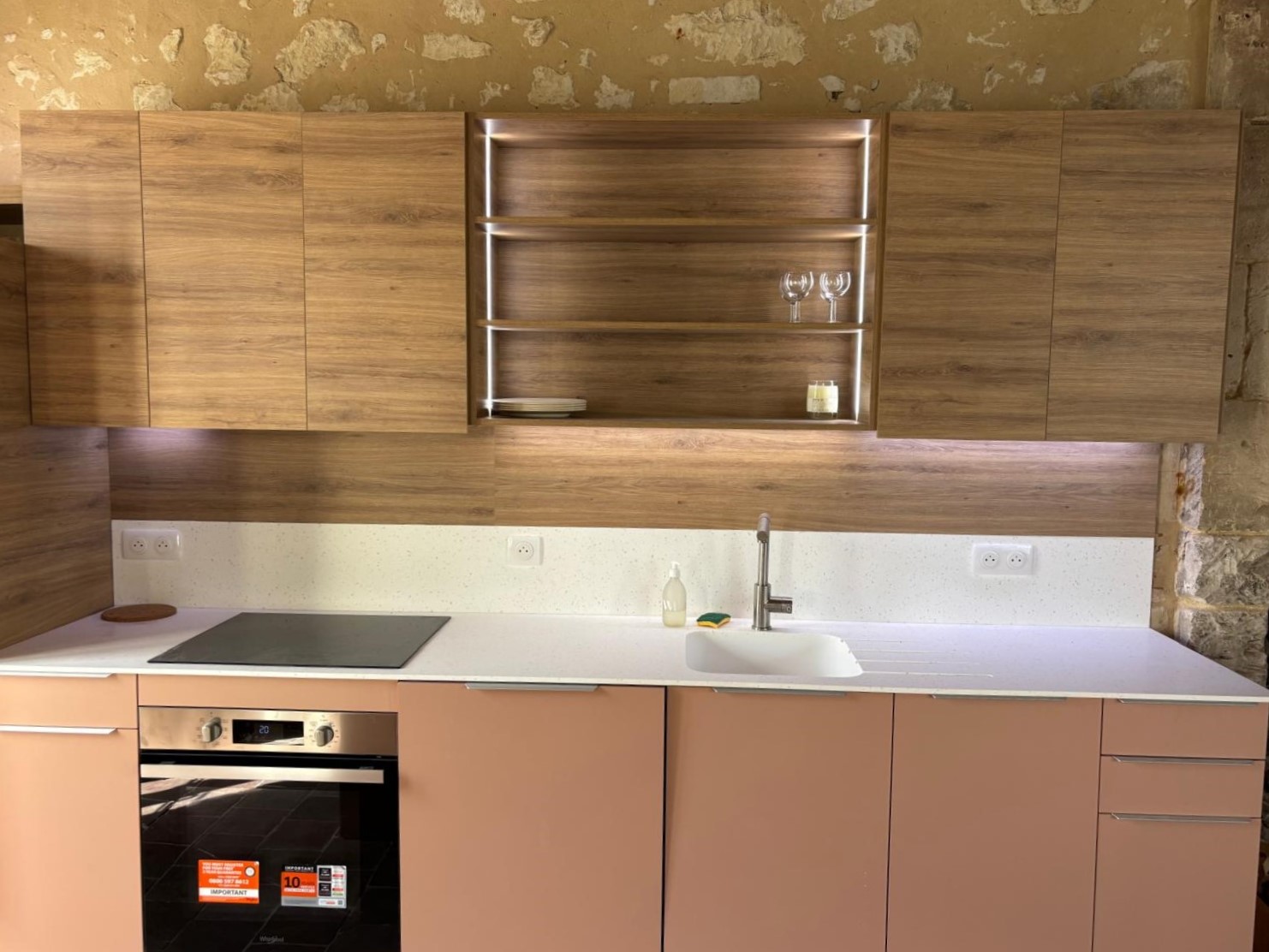 Intégration de prise et luminaire dans une cuisine