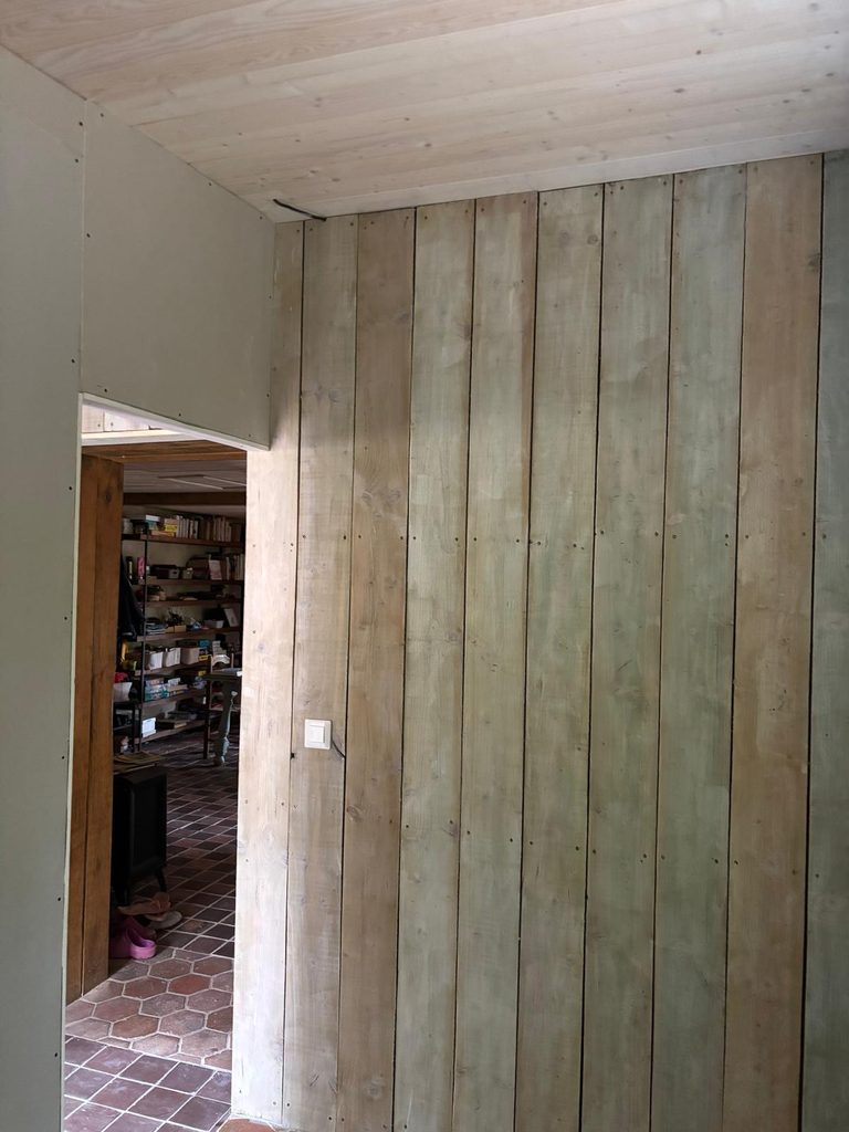 Rénovation électrique d’une pièce avec murs en lambris