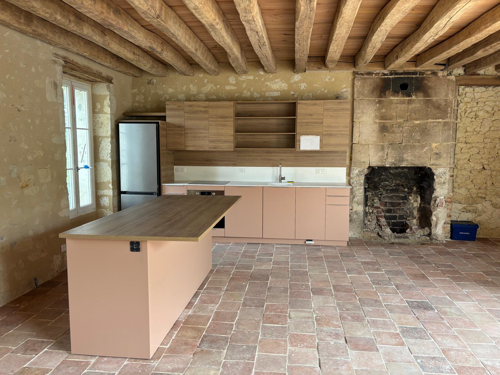 Une cuisine neuve dans une longère, l’électricité en toute discrétion